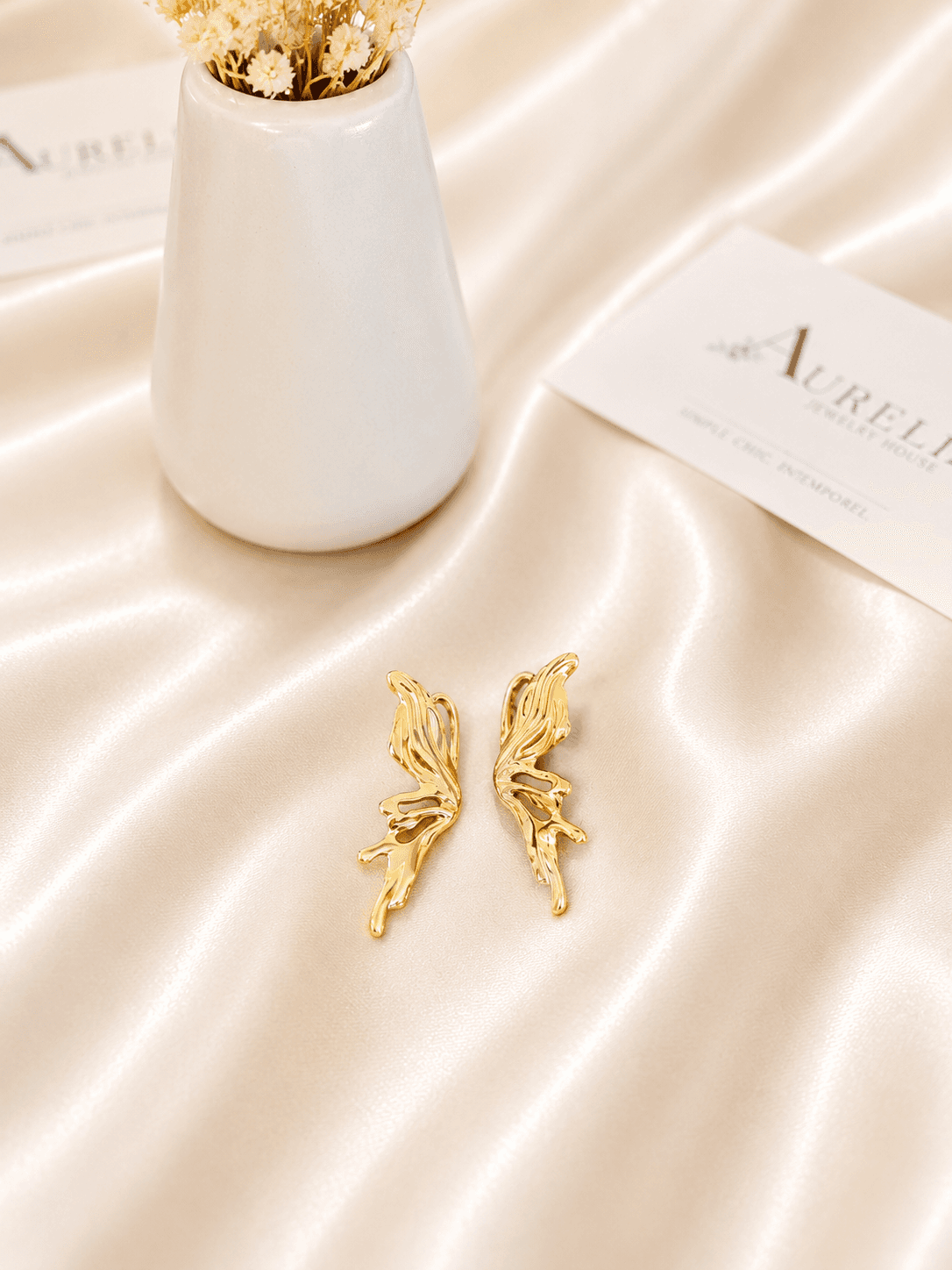 Boucles Ailes Martelees Dorees — bijou en acier inoxydable, Aurelia Jewelry House