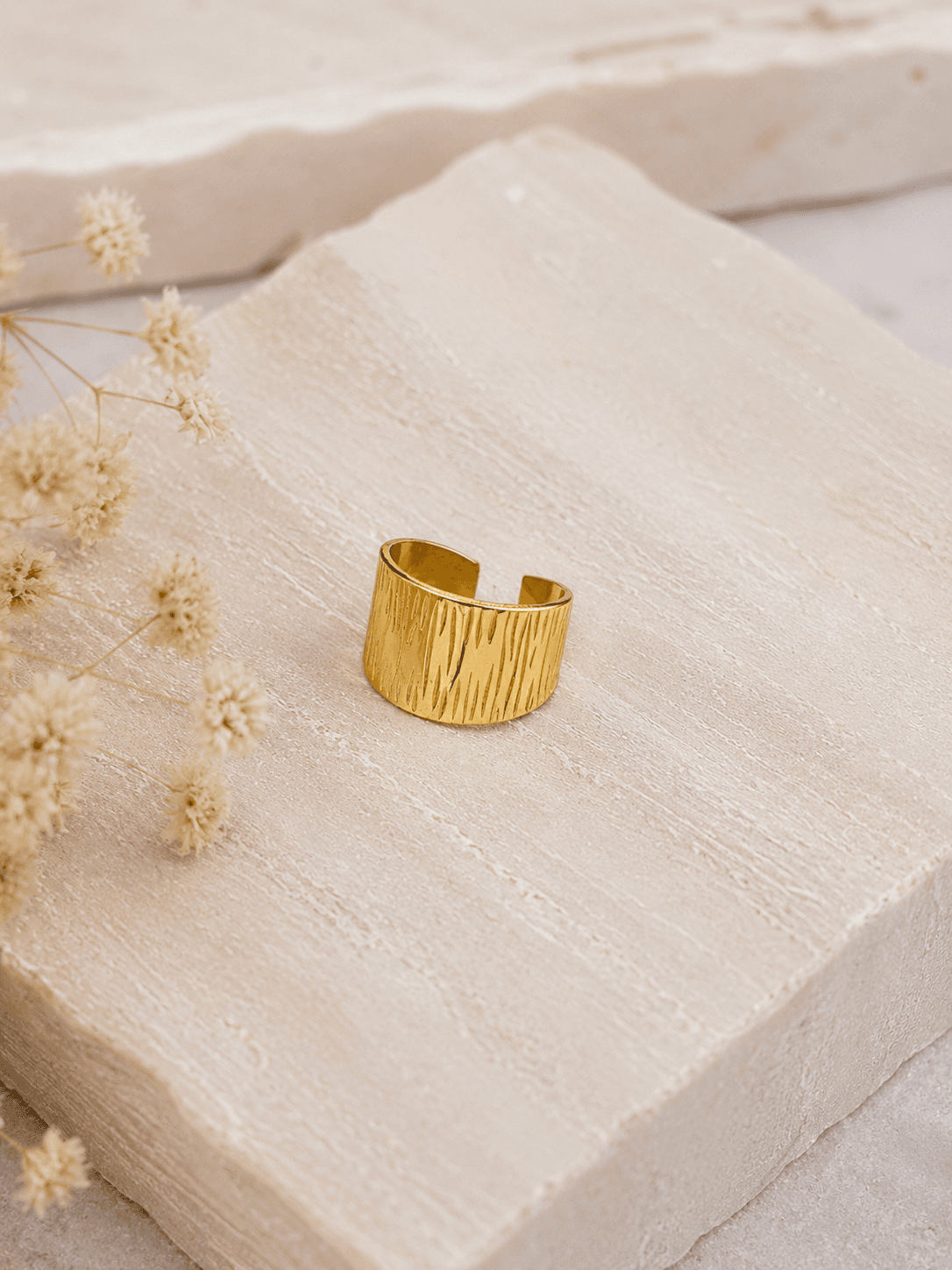 Bague Manchette Striee Doree