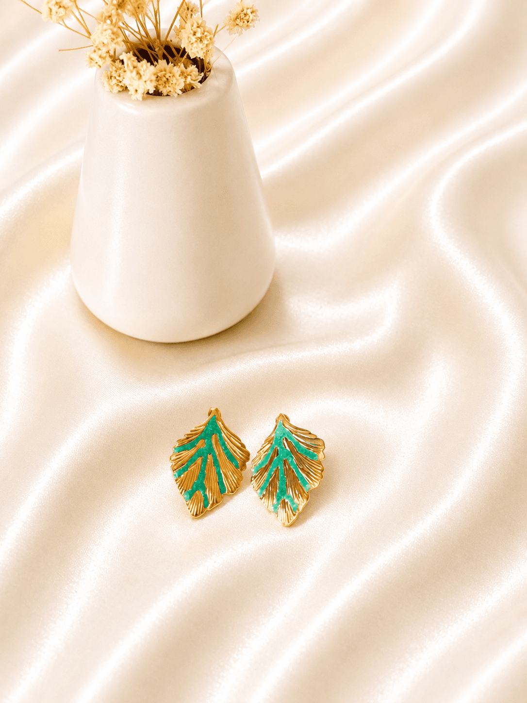 Boucles Feuille Nervures Email Vert Doree — bijou en acier inoxydable, Aurelia Jewelry House