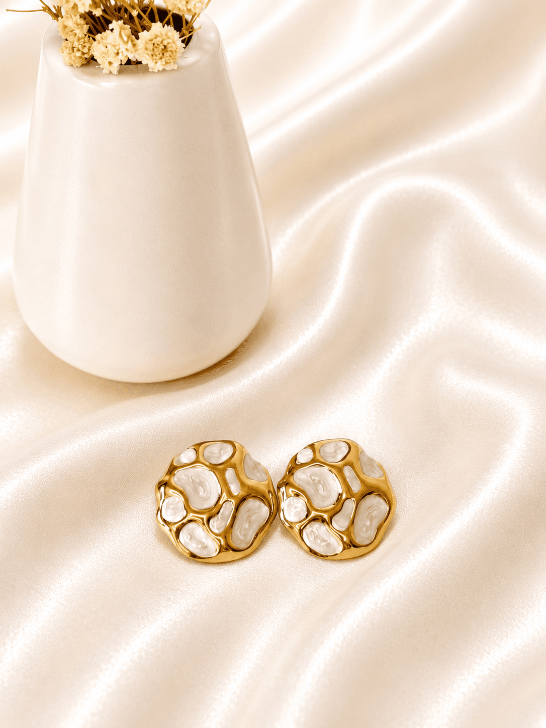 Boucles Disque Email Blanc Dore — bijou en acier inoxydable, Aurelia Jewelry House