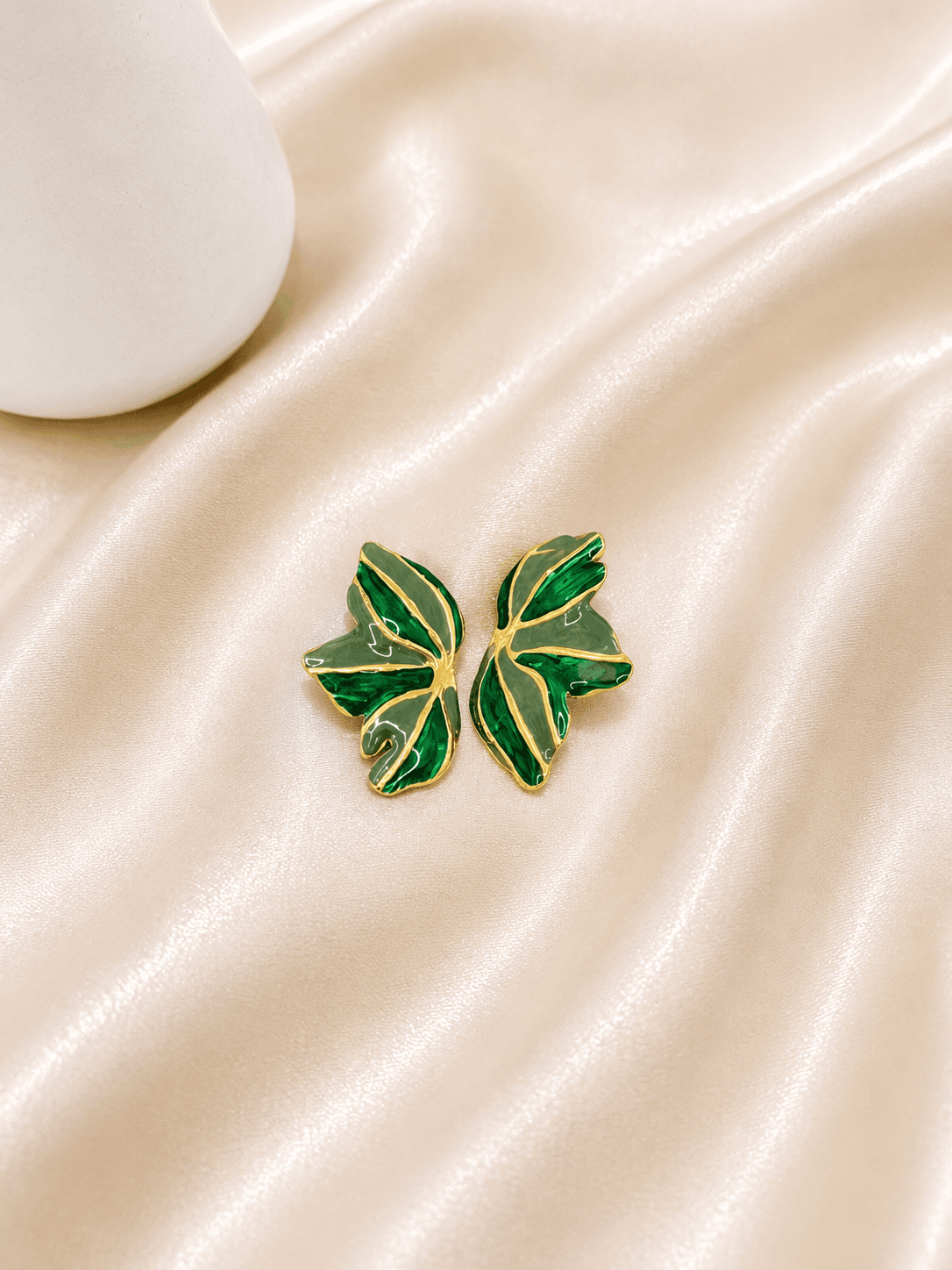 Boucles Feuilles Email Vert Dorees — bijou en acier inoxydable, Aurelia Jewelry House