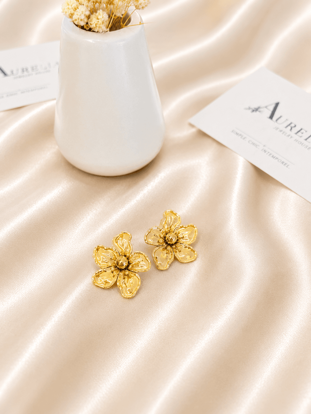Boucles Fleur Martelee Doree — bijou en acier inoxydable, Aurelia Jewelry House