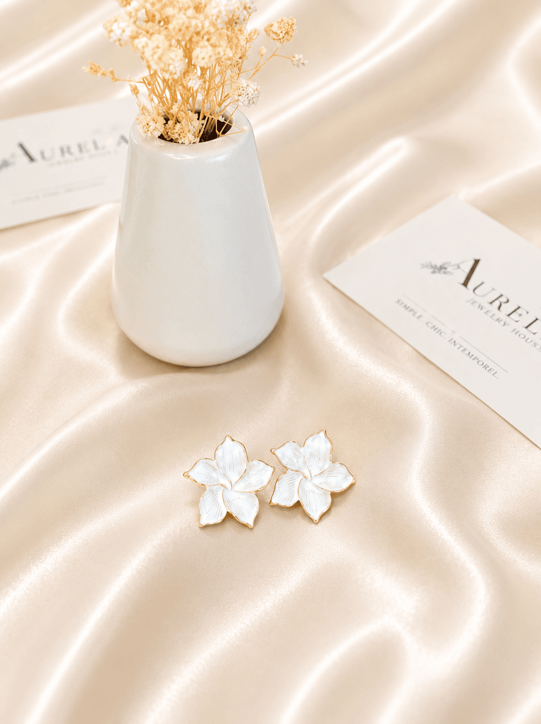Boucles Fleur Lys Email Blanc Dorees — bijou en acier inoxydable, Aurelia Jewelry House