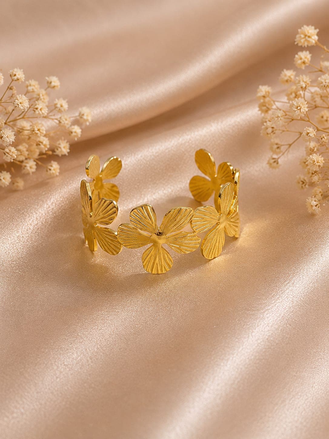 Bracelet Manchette Fleurs Doree — bijou en acier inoxydable, Aurelia Jewelry House