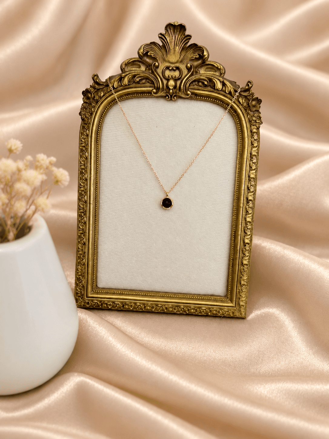 Collier Pendentif Rond Onyx Noir Dore — bijou en acier inoxydable, Aurelia Jewelry House