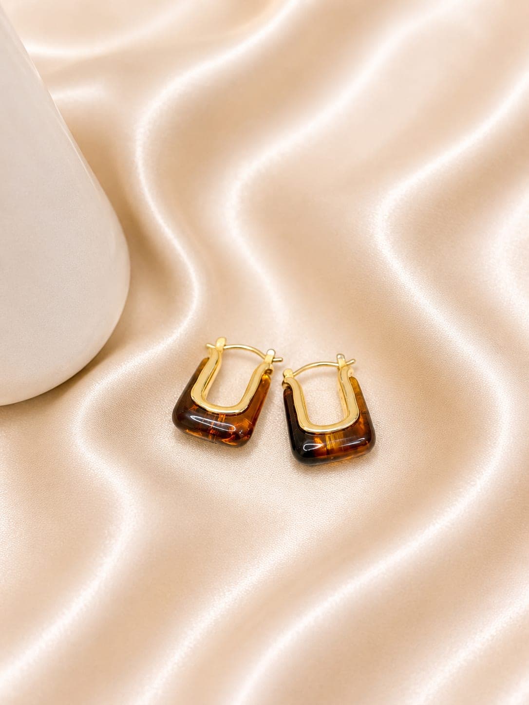 Boucles Creoles Rectangulaires Resine Ambre — bijou en acier inoxydable, Aurelia Jewelry House