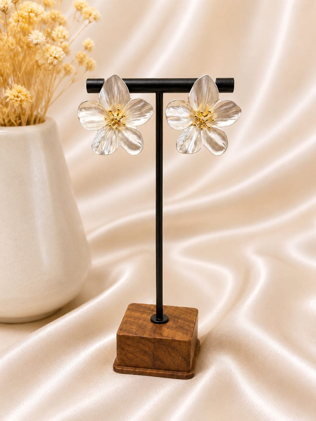 Boucles Fleur Nacre Dorees — bijou en acier inoxydable, Aurelia Jewelry House
