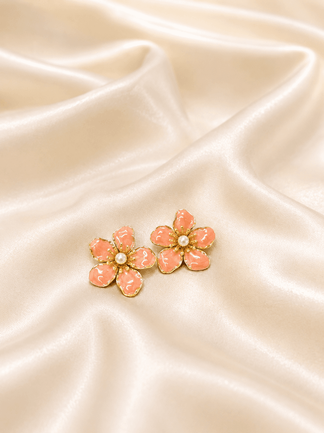 Boucles Fleur Email Corail Perle Dorees — bijou en acier inoxydable, Aurelia Jewelry House