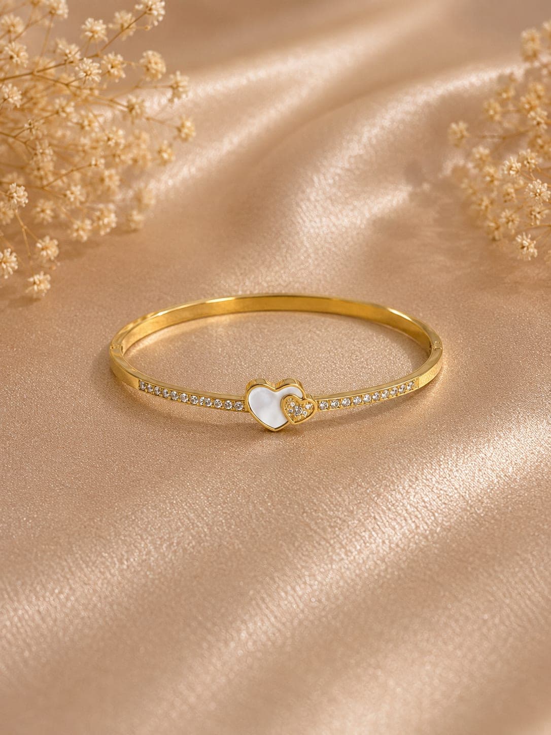 Bracelet Jonc Coeurs Nacre Cristal Dore — bijou en acier inoxydable, Aurelia Jewelry House