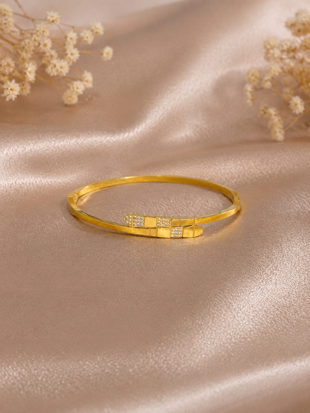 Bracelet Jonc Croise Cristal Dore — bijou en acier inoxydable, Aurelia Jewelry House