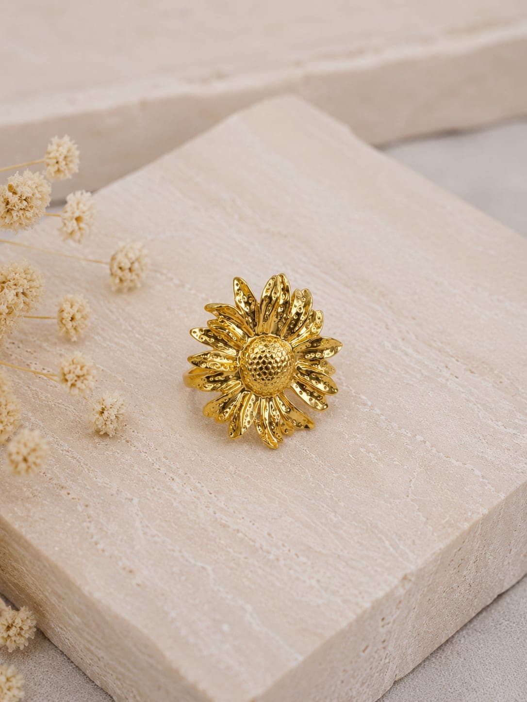 Bague Marguerite Doree — bijou en acier inoxydable, Aurelia Jewelry House