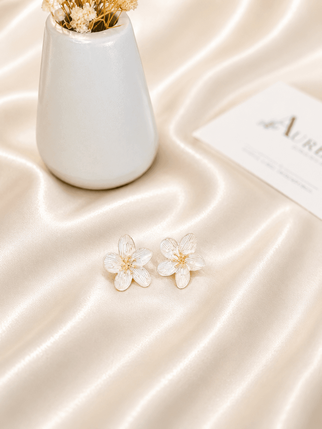 Boucles Fleur Cerisier Nacre Dorees — bijou en acier inoxydable, Aurelia Jewelry House