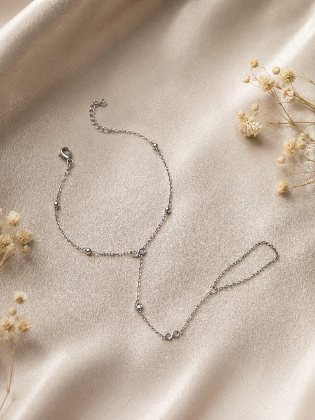 Chaine de Main Perles Argentee — bijou en acier inoxydable, Aurelia Jewelry House