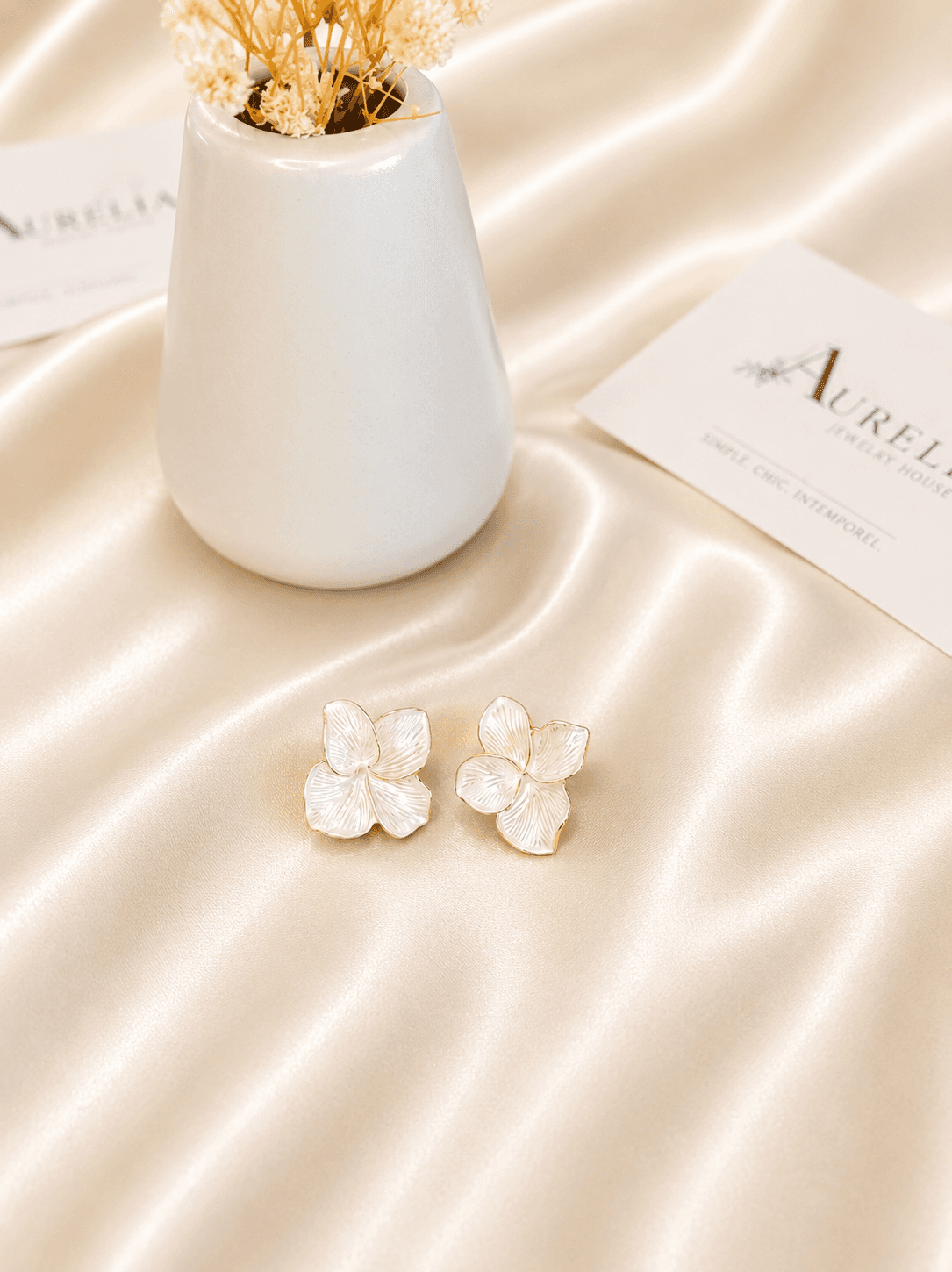 Boucles Fleur Orchidee Nacre Dorees — bijou en acier inoxydable, Aurelia Jewelry House