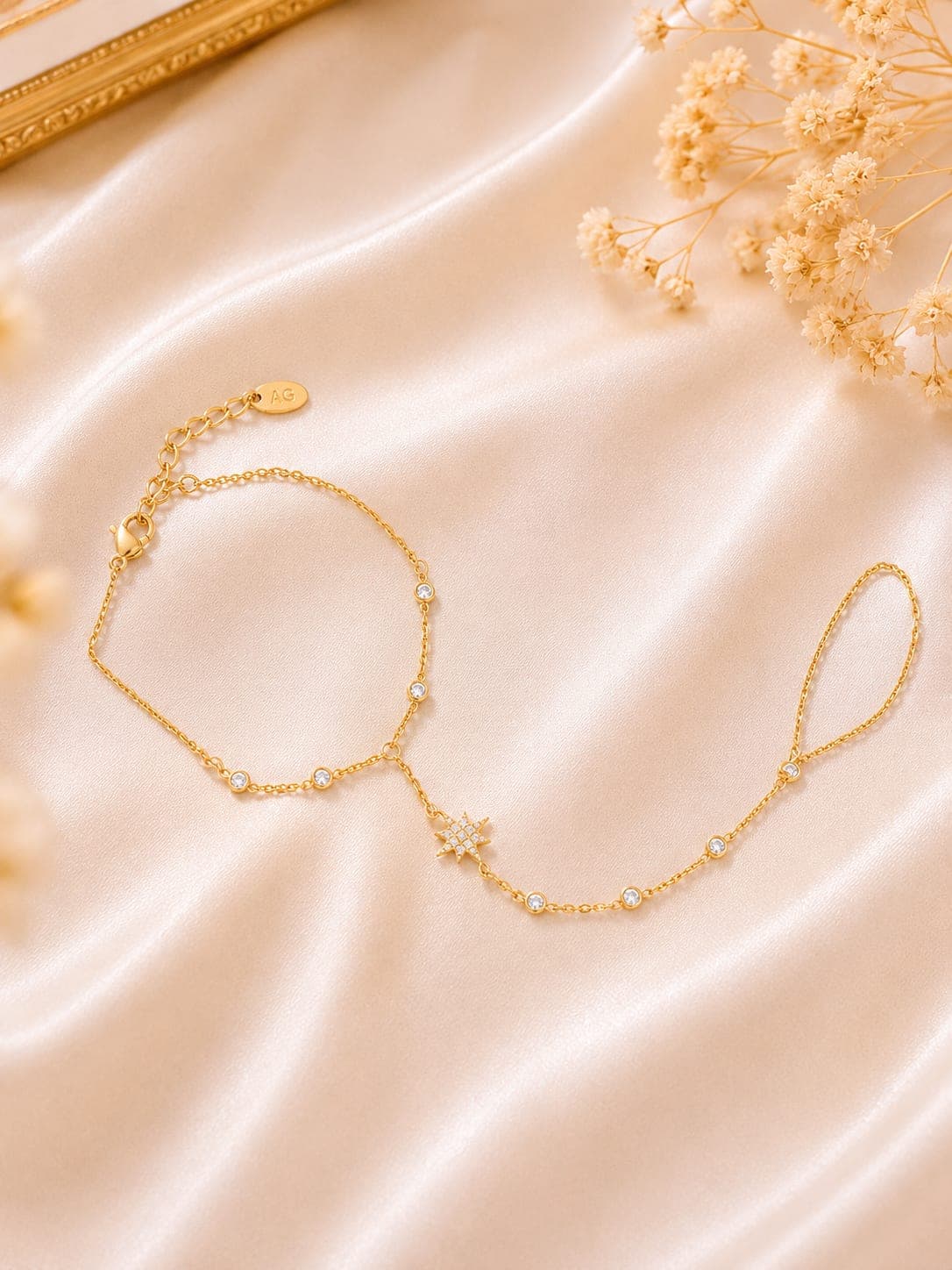 Chaine de Main Etoiles Cristal Doree — bijou en acier inoxydable, Aurelia Jewelry House