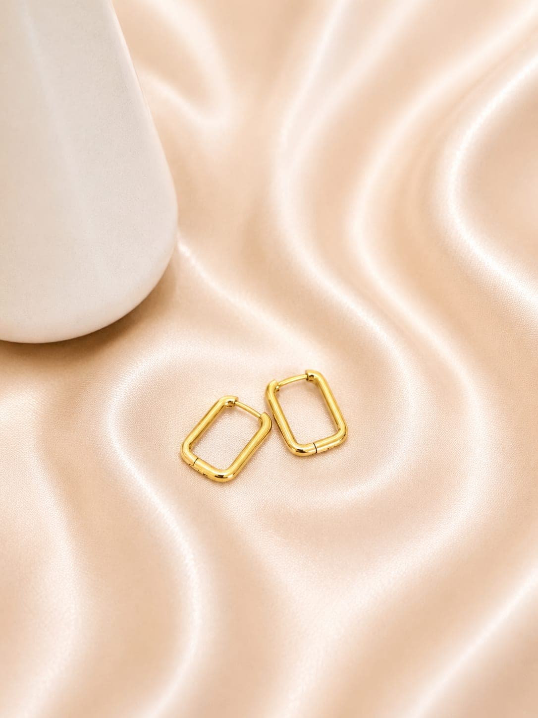 Boucles Creoles Rectangulaires Lisses Dorees — bijou en acier inoxydable, Aurelia Jewelry House