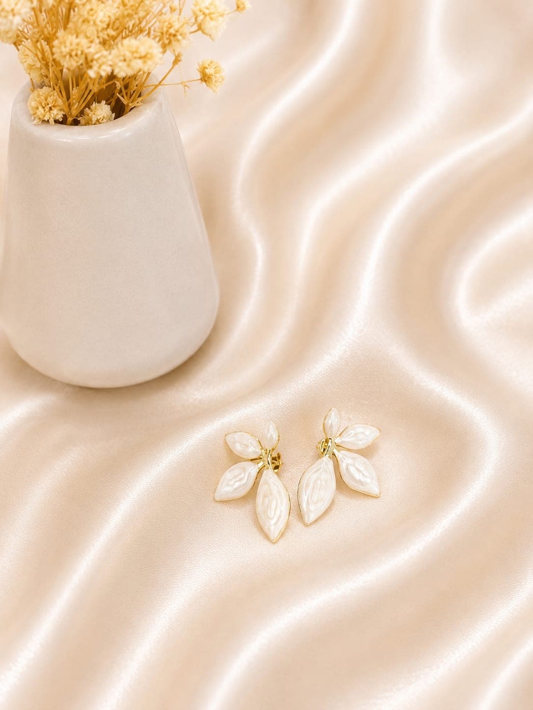 Boucles Petales Nacre Dorees — bijou en acier inoxydable, Aurelia Jewelry House
