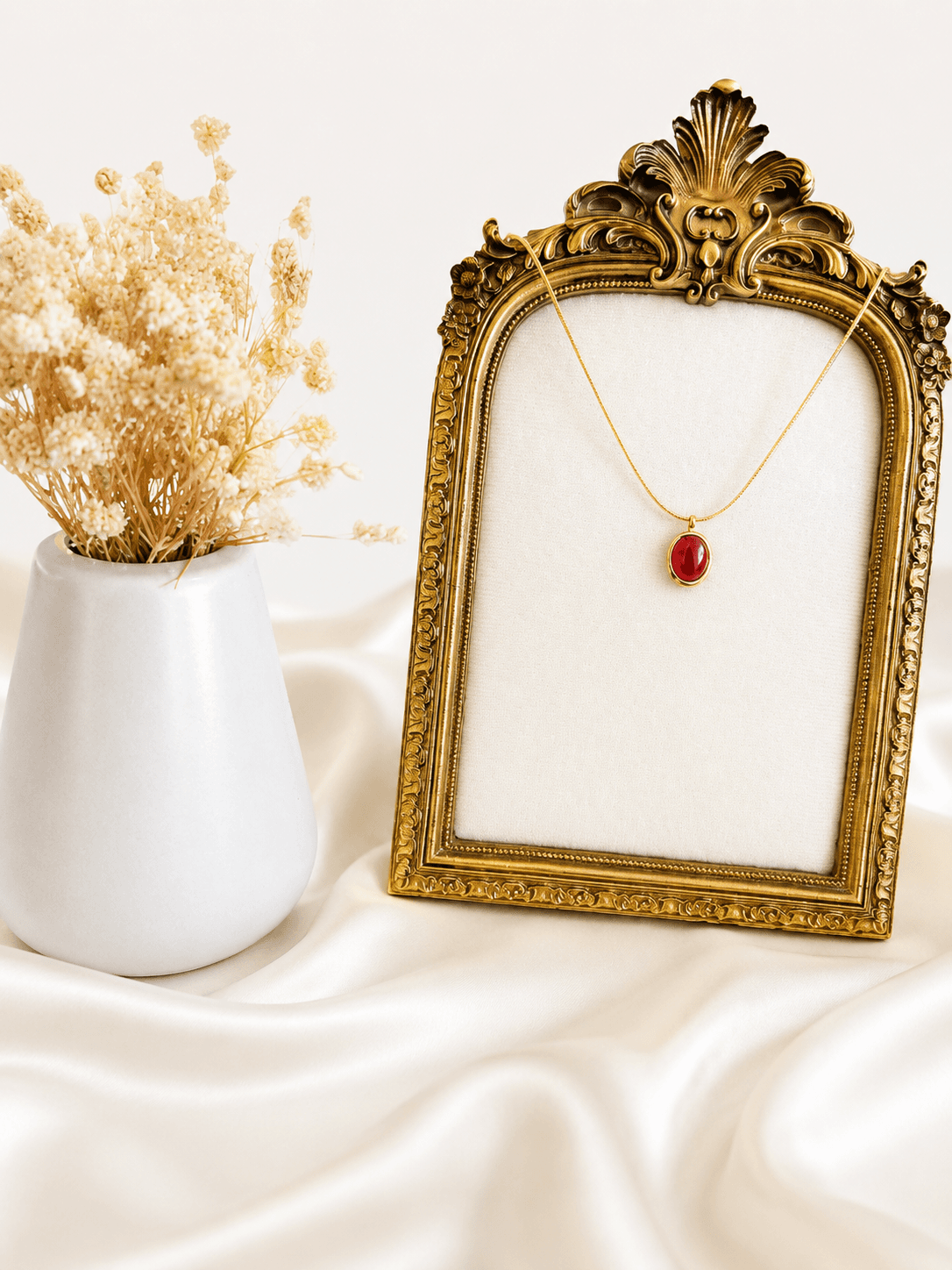 Collier Pendentif Ovale Doré — Rubis