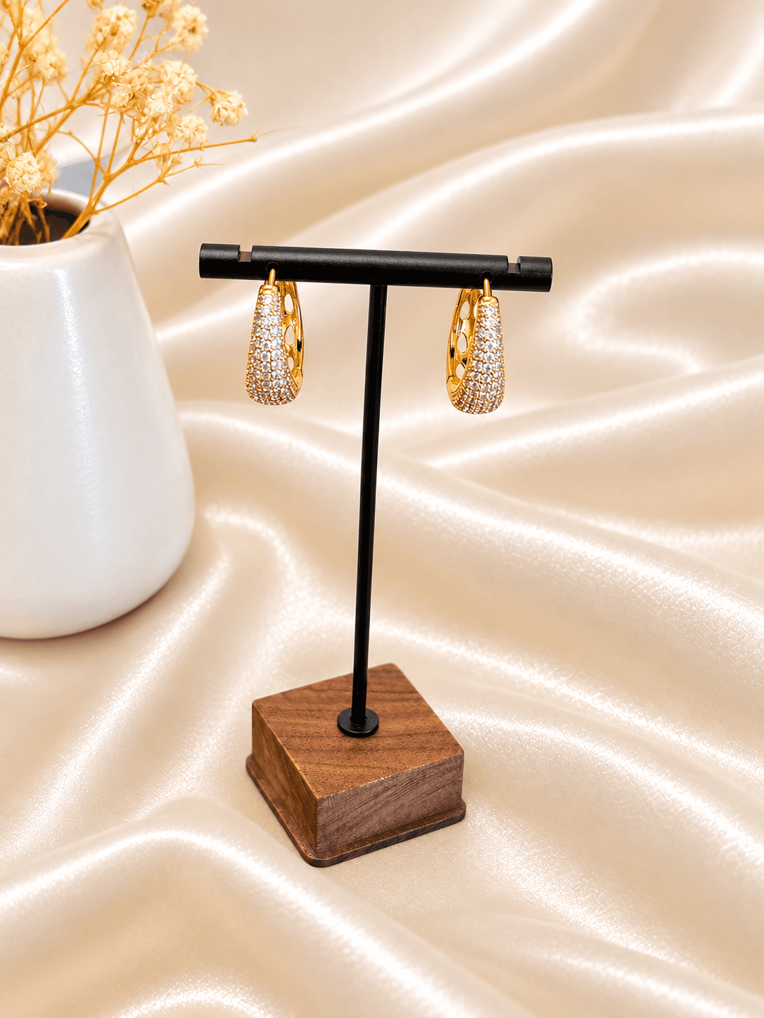 Boucles Creoles Dome Pave Cristal Dorees — bijou en acier inoxydable, Aurelia Jewelry House