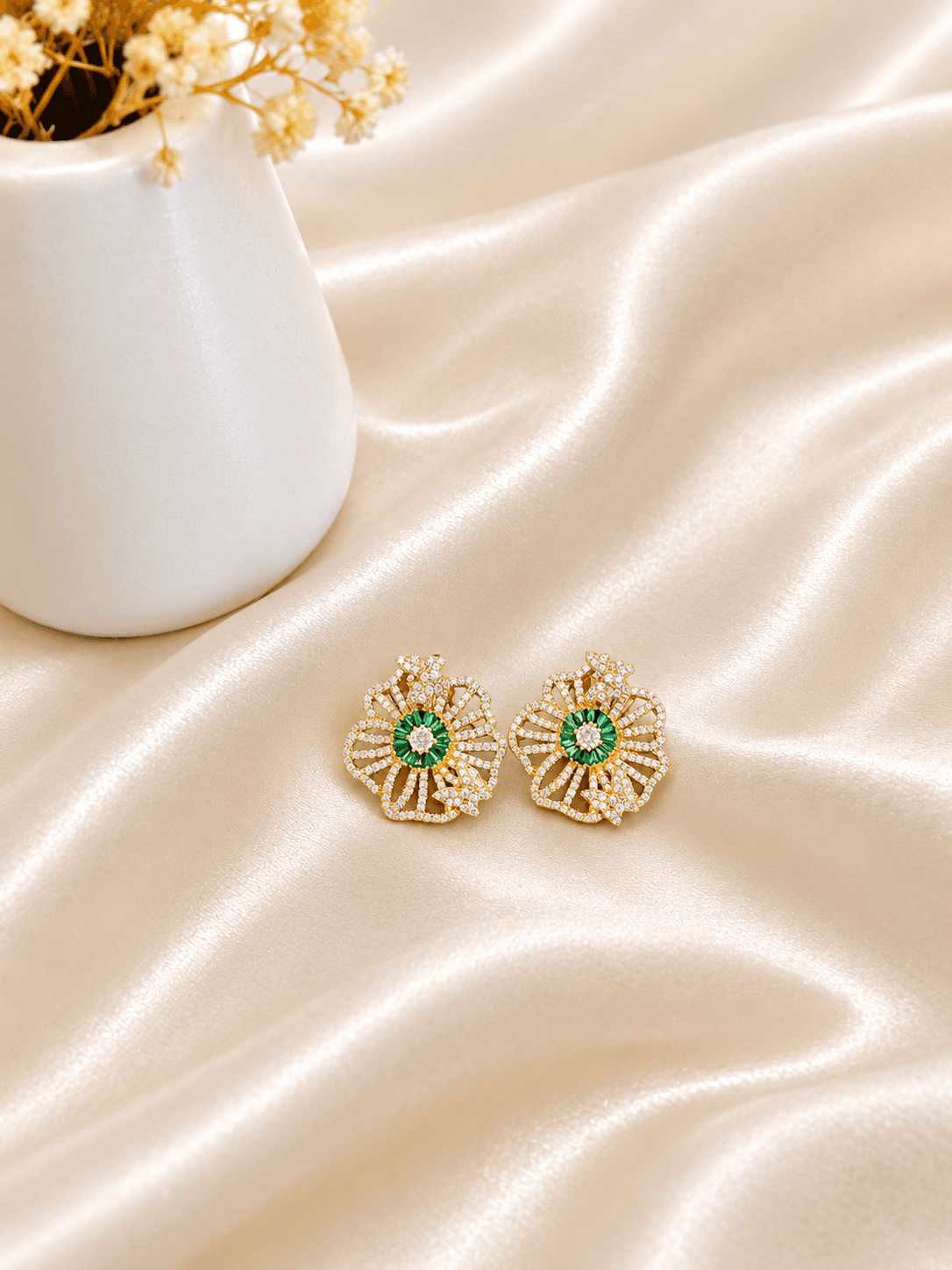 Boucles Fleur Ajouree Emeraude Doree — bijou en acier inoxydable, Aurelia Jewelry House