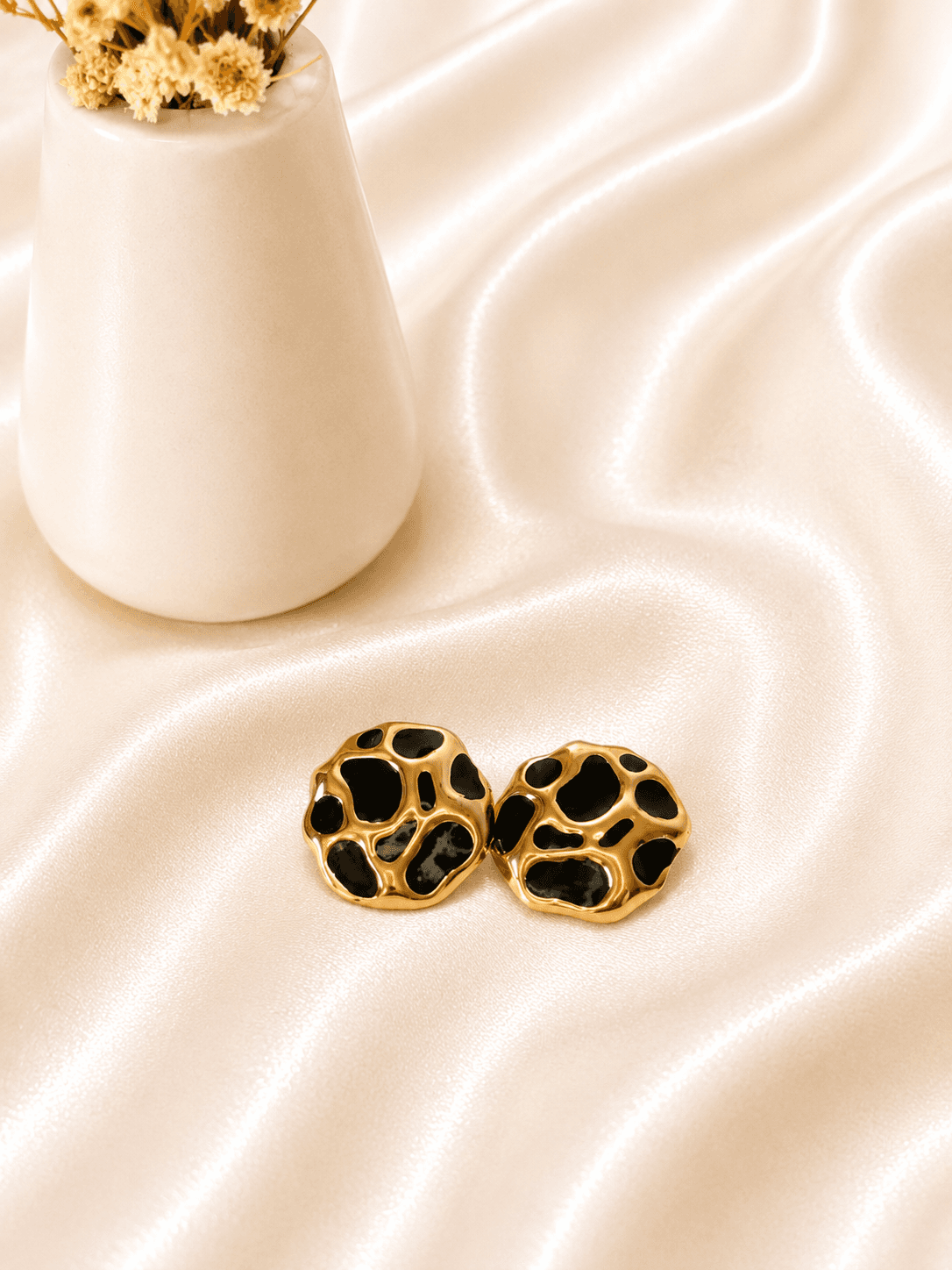 Boucles Disque Email Noir Dore — bijou en acier inoxydable, Aurelia Jewelry House