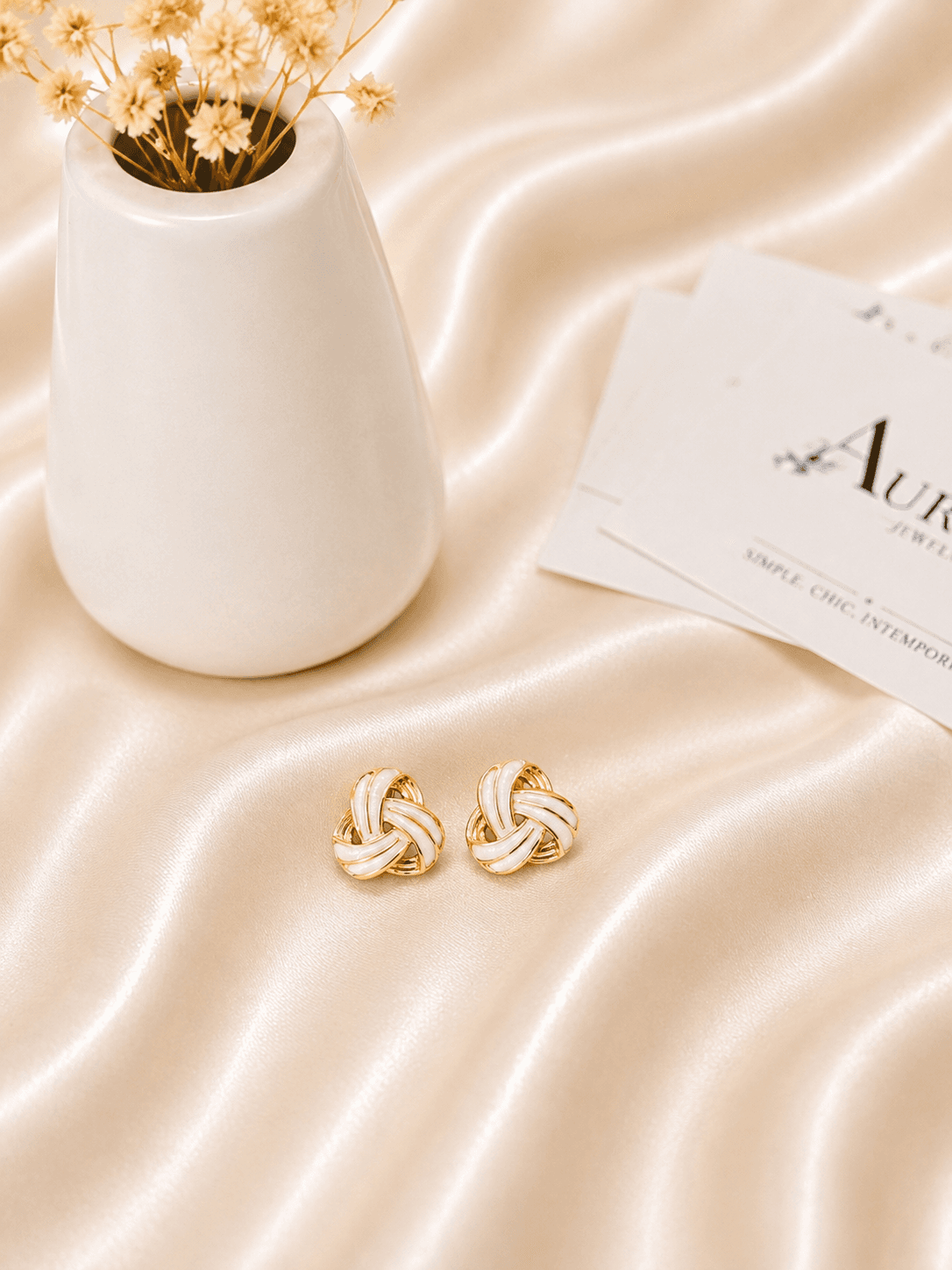 Boucles Noeud Tresse Email Blanc Doree — bijou en acier inoxydable, Aurelia Jewelry House